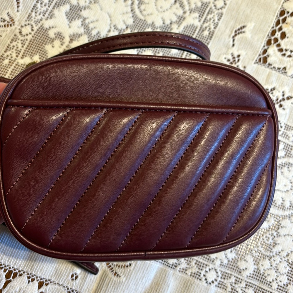 MICHAEL KORS ROSE Small Quilted Oval Camera X-body In MERLOT Vegan Faux Leather - Picture 6 of 12